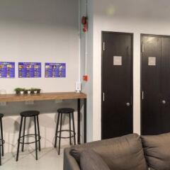 RedDoorz Hostel гостиничный бар