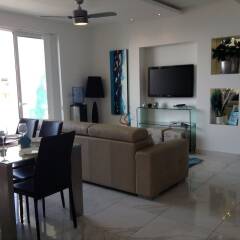 Апартаменты Luxury Seafront Apartment With Pool комната для гостей фото 4