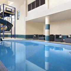 Отель Four Points by Sheraton Hotel & Suites Calgary West Канада, Калгари - отзывы, цены и фото номеров - забронировать отель Four Points by Sheraton Hotel & Suites Calgary West онлайн фитнесс-зал фото 2