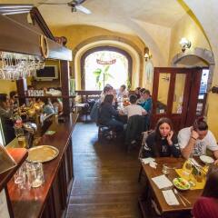 Отель U Zlate Podkovy - At The Golden Horseshoe Чехия, Прага - отзывы, цены и фото номеров - забронировать отель U Zlate Podkovy - At The Golden Horseshoe онлайн гостиничный бар