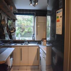 Отель Bright and Cosy 1 Bedroom Flat Near the Train Station Брайтон в номере