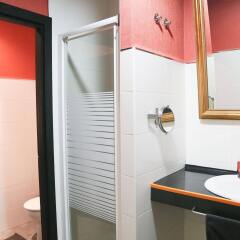 Отель Hostels MeetingPoint Испания, Мадрид - отзывы, цены и фото номеров - забронировать отель Hostels MeetingPoint онлайн ванная