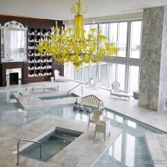 Отель Icon Residences by Flashstay бассейн