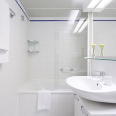 Отель Living Hotel Nürnberg by Derag Германия, Нюрнберг - 2 отзыва об отеле, цены и фото номеров - забронировать отель Living Hotel Nürnberg by Derag онлайн ванная фото 2