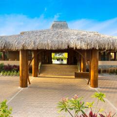 Отель Indura Beach & Golf Resort, Curio Collection by Hilton Гондурас, Тела - отзывы, цены и фото номеров - забронировать отель Indura Beach & Golf Resort, Curio Collection by Hilton онлайн гостиничный бар