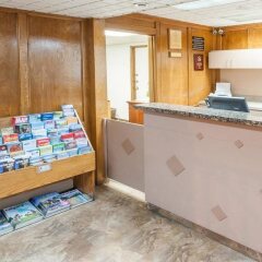 Отель Super 8 Calgary Village Канада, Калгари - отзывы, цены и фото номеров - забронировать отель Super 8 Calgary Village онлайн интерьер отеля