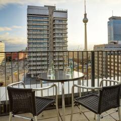 Отель Holiday Inn Berlin-Alexanderplatz Германия, Берлин - 10 отзывов об отеле, цены и фото номеров - забронировать отель Holiday Inn Berlin-Alexanderplatz онлайн балкон
