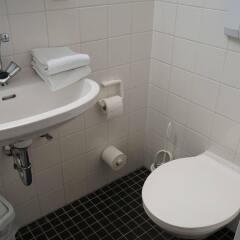 Отель JUGENDGASTEHAUS DRESDEN - Hostel Германия, Дрезден - 1 отзыв об отеле, цены и фото номеров - забронировать отель JUGENDGASTEHAUS DRESDEN - Hostel онлайн ванная