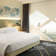 Отель Hilton Amsterdam Airport Schiphol Нидерланды, Схипхол - 1 отзыв об отеле, цены и фото номеров - забронировать отель Hilton Amsterdam Airport Schiphol онлайн комната для гостей фото 2