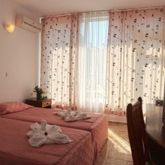 Hotel Varshava Золотые пески сейф в номере