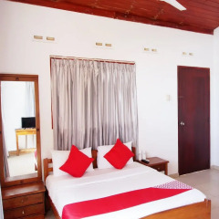 OYO 246 Roy Villa Beach Hotel Галле фото 14
