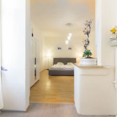 Отель Prague City Apt on WenceslasSquare for 6 Прага комната для гостей