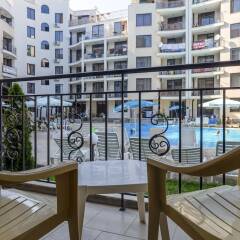 Апартаменты Quiet One Bedroom Apartment with Kitchenette in Avalon Complex балкон