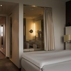 Отель Pullman Berlin Schweizerhof сейф в номере