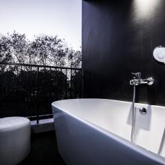 Blu Monkey Hub and Hotel Phuket ванная
