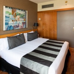 Отель Catalonia Barcelona Plaza сейф в номере