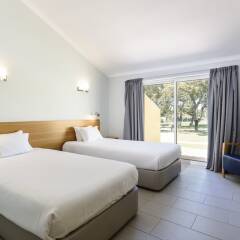 Отель Browns Sports & Leisure Club комната для гостей фото 9
