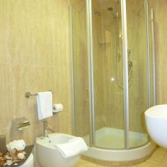 Отель Euro House Rome Airport Италия, Фьюмичино - 1 отзыв об отеле, цены и фото номеров - забронировать отель Euro House Rome Airport онлайн ванная фото 2