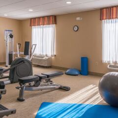 Отель Holiday Inn Express Newington фитнесс-зал фото 2