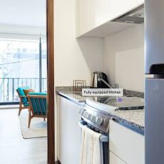 Отель Colorful and Artsy 3BR 2BA Apt in Roma Norte Мехико в номере