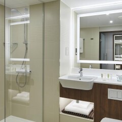 Отель Courtyard by Marriott Luton Airport ванная