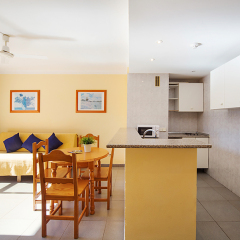 Апартаменты Martinez Apartments в номере