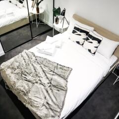 Отель Stunning Apt with Infinity Pool & Gym комната для гостей