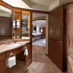 Отель Sheraton Imperial Kuala Lumpur Hotel Малайзия, Куала-Лумпур - 1 отзыв об отеле, цены и фото номеров - забронировать отель Sheraton Imperial Kuala Lumpur Hotel онлайн ванная фото 2