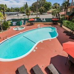 Отель Comfort Inn - Woodland Hills США, Лос-Анджелес - отзывы, цены и фото номеров - забронировать отель Comfort Inn - Woodland Hills онлайн бассейн
