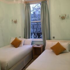 Отель Lancaster Court сейф в номере