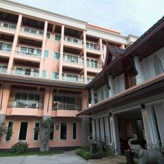 Отель Thanthip Beach Resort парковка
