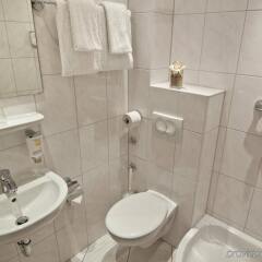 Отель Novum Hotel Continental Hamburg Hauptbahnhof Германия, Гамбург - отзывы, цены и фото номеров - забронировать отель Novum Hotel Continental Hamburg Hauptbahnhof онлайн ванная