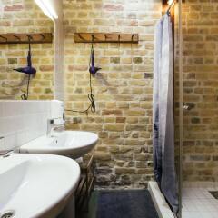 Отель Amalienhof Hostel Riga Латвия, Рига - 4 отзыва об отеле, цены и фото номеров - забронировать отель Amalienhof Hostel Riga онлайн ванная