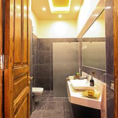 Отель Maroon Residence ванная