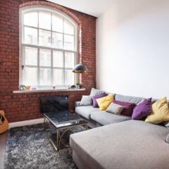 Отель Beautiful 2 Bed Duplex w/ Mezzanine in City Centre комната для гостей фото 4