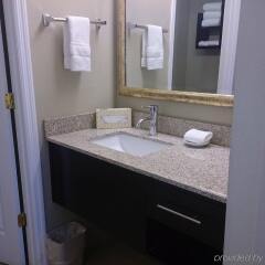 Отель Staybridge Suites Columbus-Airport ванная