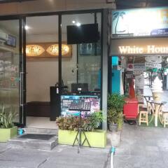 Отель White House Asoke Sukhumvit 18 Бангкок вид на фасад