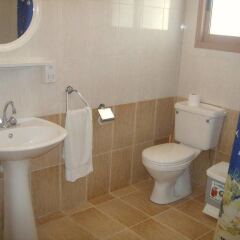 Отель Rantzo Holiday Apartments Кипр, Писсури - отзывы, цены и фото номеров - забронировать отель Rantzo Holiday Apartments онлайн ванная фото 2