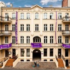 Blooms Boutique Hostel Познань