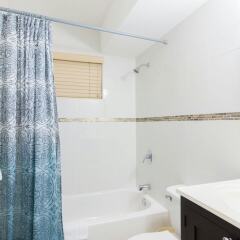 Апартаменты New Kingston Guest Apartment IV ванная