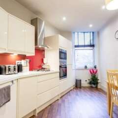 Апартаменты Vibrant Spacious Apartment In West End Глазго в номере