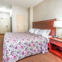 Отель Howard Johnson by Wyndham Toronto Downtown West Канада, Торонто - отзывы, цены и фото номеров - забронировать отель Howard Johnson by Wyndham Toronto Downtown West онлайн комната для гостей фото 2