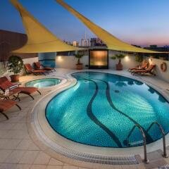 Savoy Suites Hotel Apartments бассейн