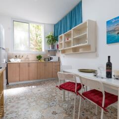 Отель Gorgeous Apt in Neve Tzedek with Parking Тель-Авив в номере фото 2