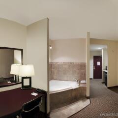 Отель Comfort Suites Cicero комната для гостей фото 3