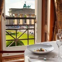 Отель Adlon Kempinski Германия, Берлин - 5 отзывов об отеле, цены и фото номеров - забронировать отель Adlon Kempinski онлайн балкон