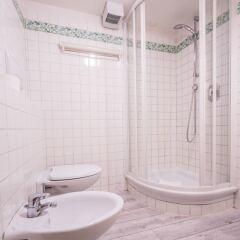 Отель A Few Steps to The Duomo Upscale 2BD Apt Италия, Флоренция - отзывы, цены и фото номеров - забронировать отель A Few Steps to The Duomo Upscale 2BD Apt онлайн ванная фото 2