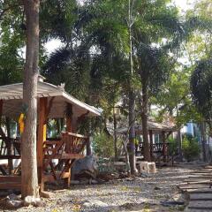 Отель Charlie's Bungalow Таиланд, Ко Сичанг - отзывы, цены и фото номеров - забронировать отель Charlie's Bungalow онлайн пляж