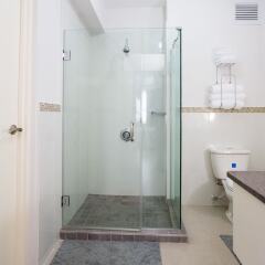 Отель Kingston Luxury Guest Apt at Sullivan ванная фото 2