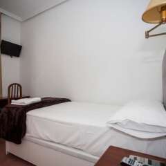 Отель Hostal Ártico сейф в номере